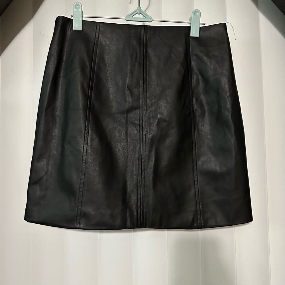 Forever 21 Black pleather skirt, zipper
